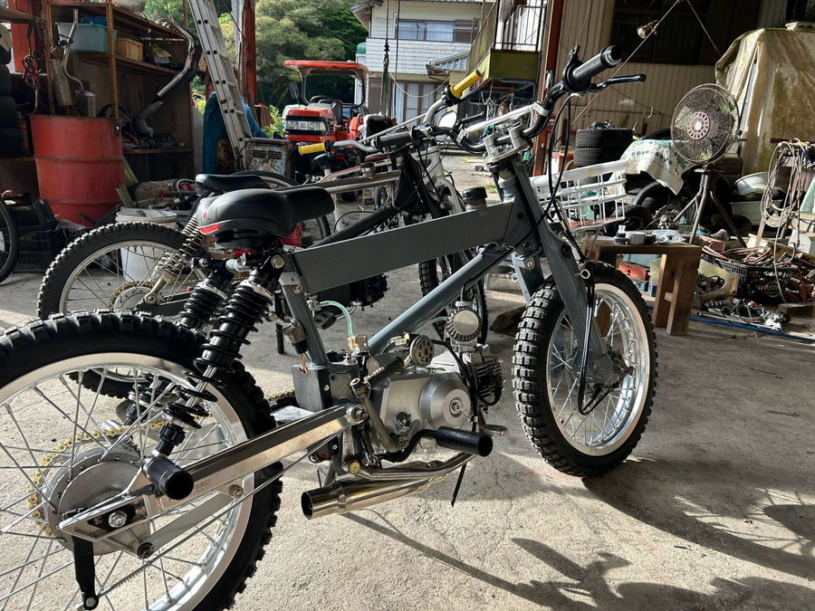 工場でフレームを加工中のカスタムバイク