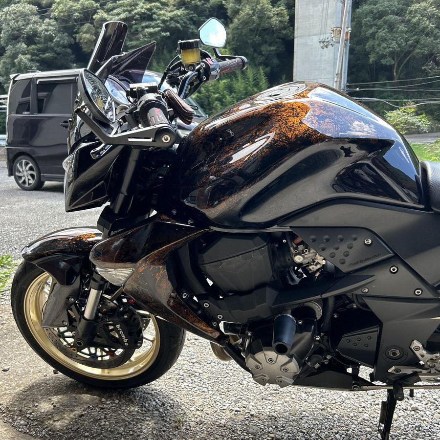黒地にオレンジのフレーク塗装を施した大型バイクの外装